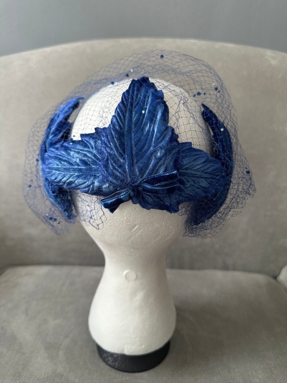 Vintage 1950s blue skull cap fascinator headpiece with netting
